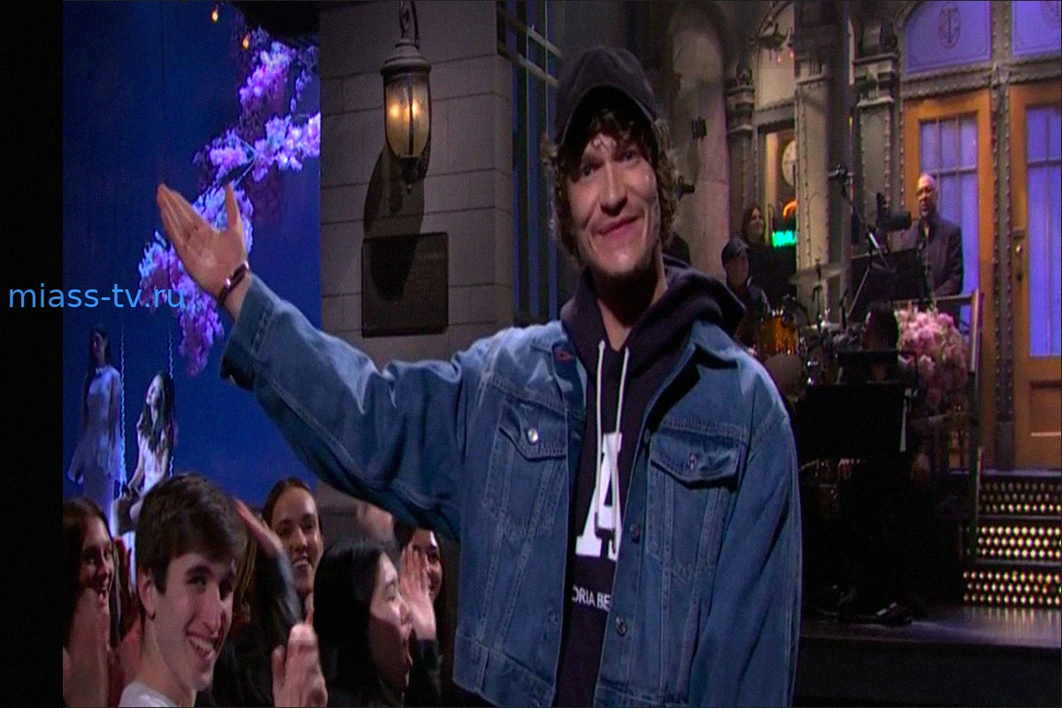 Оливия Родриго представила новую песню «Begged» со своего альбома на SNL, с представлением от Коннора Сторри